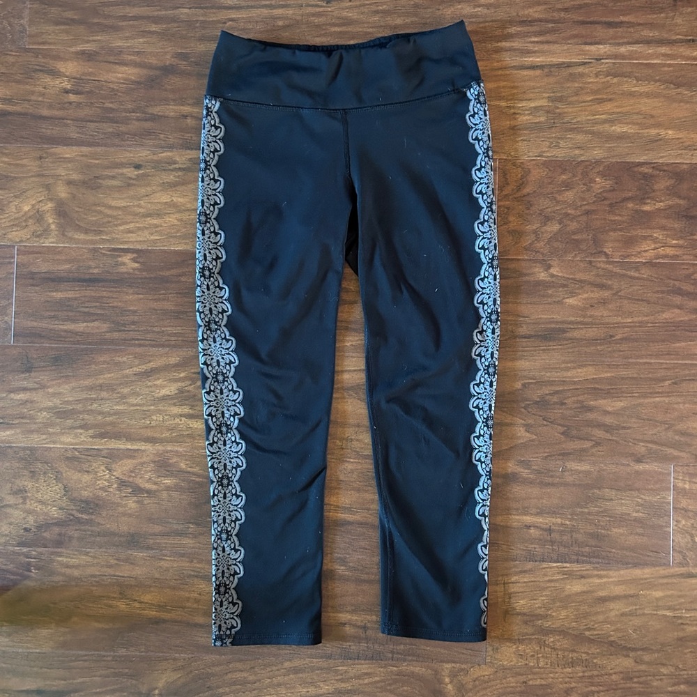Black 3/4 leggings with grey design, super soft and comfy